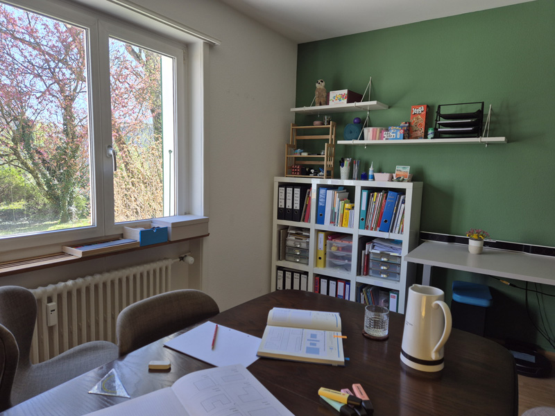 Blick in das ruhige, freundlich eingerichtete Lernstudio
